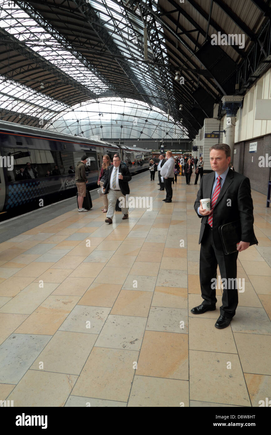 Viaggiare in treno, la stazione di Glasgow Queen Street, Glasgow, Scotland, Regno Unito Foto Stock