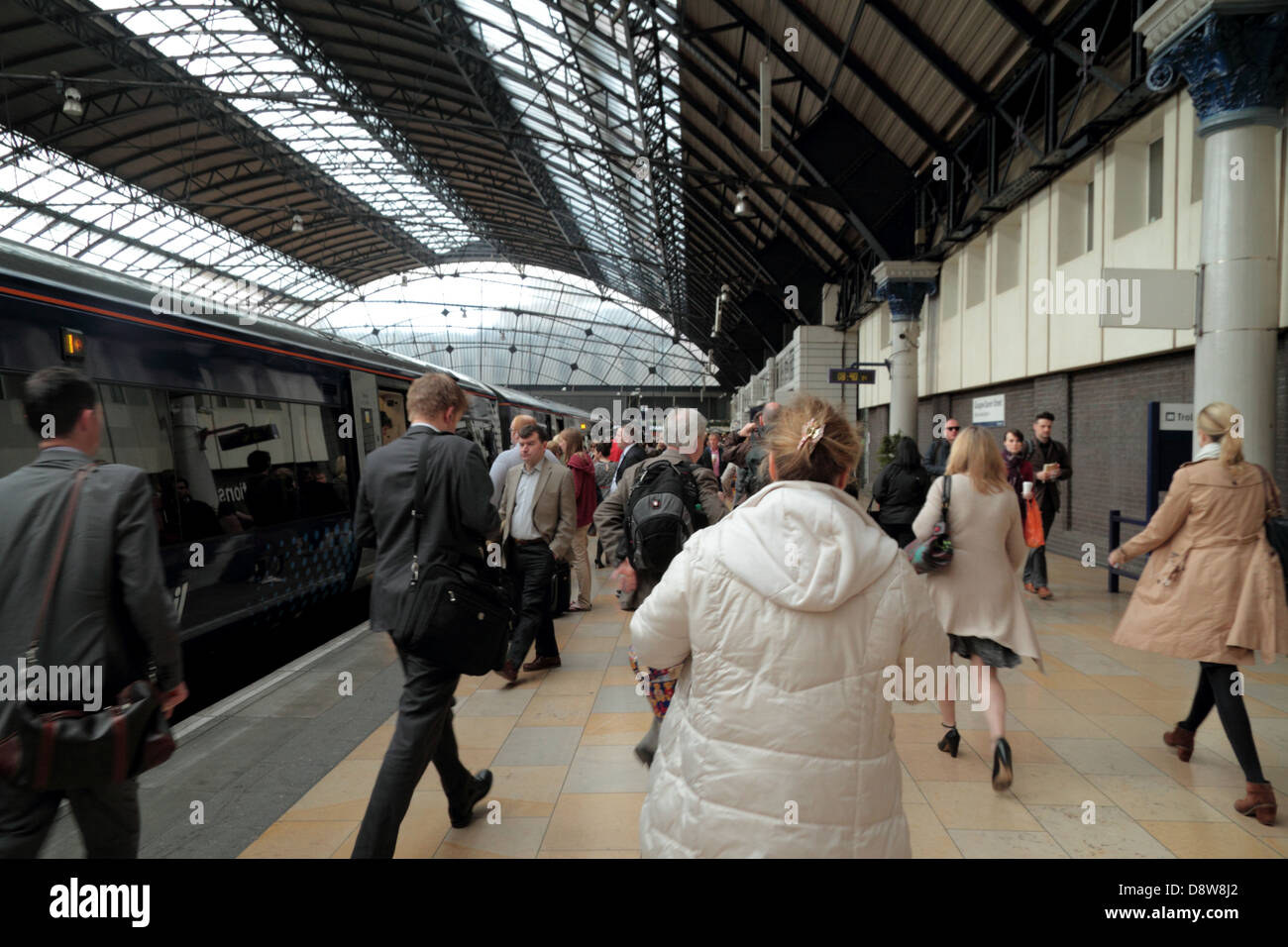 Viaggiare in treno, la stazione di Glasgow Queen Street, Glasgow, Scotland, Regno Unito Foto Stock