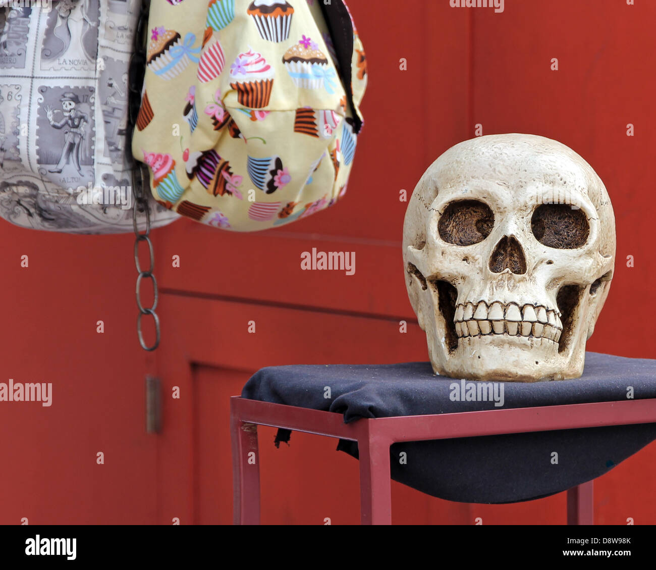 Cranio e borse per la vendita a un venditore ambulante stallo in Los Angeles Plaza Park vicino a Olvera Street, il centro cittadino di Los Angeles. Foto Stock