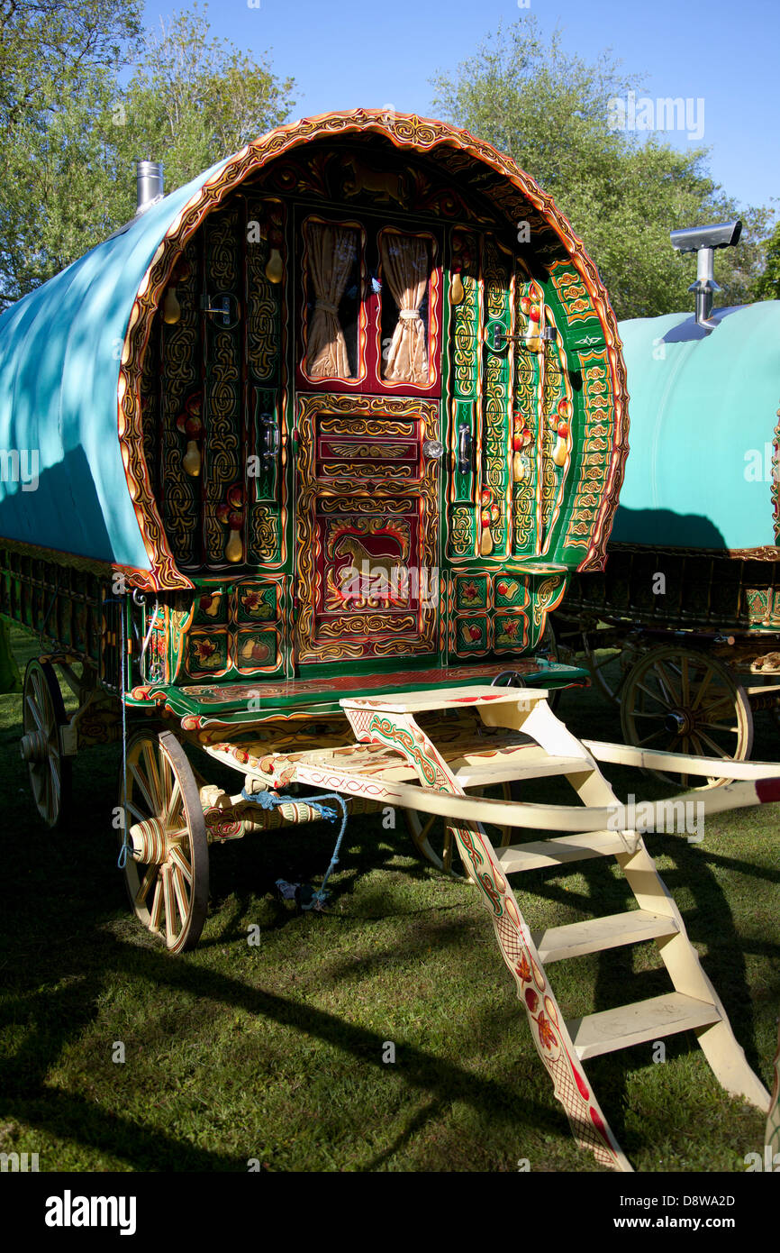 Roulotte Romany Travellers; caravan decorato Vardo o Bow Top, carro coperto una caravan per i membri della comunità itinerante lungo il tragitto per la fiera del cavallo Appleby in Cumbria. La Fiera è un raduno annuale di zingari e viaggiatori che si svolge la prima settimana di giugno, e ha avuto luogo dal regno di Giacomo II, che ha concesso una carta reale nel 1685 consentendo una fiera del cavallo 'vicino al fiume Eden'. Foto Stock