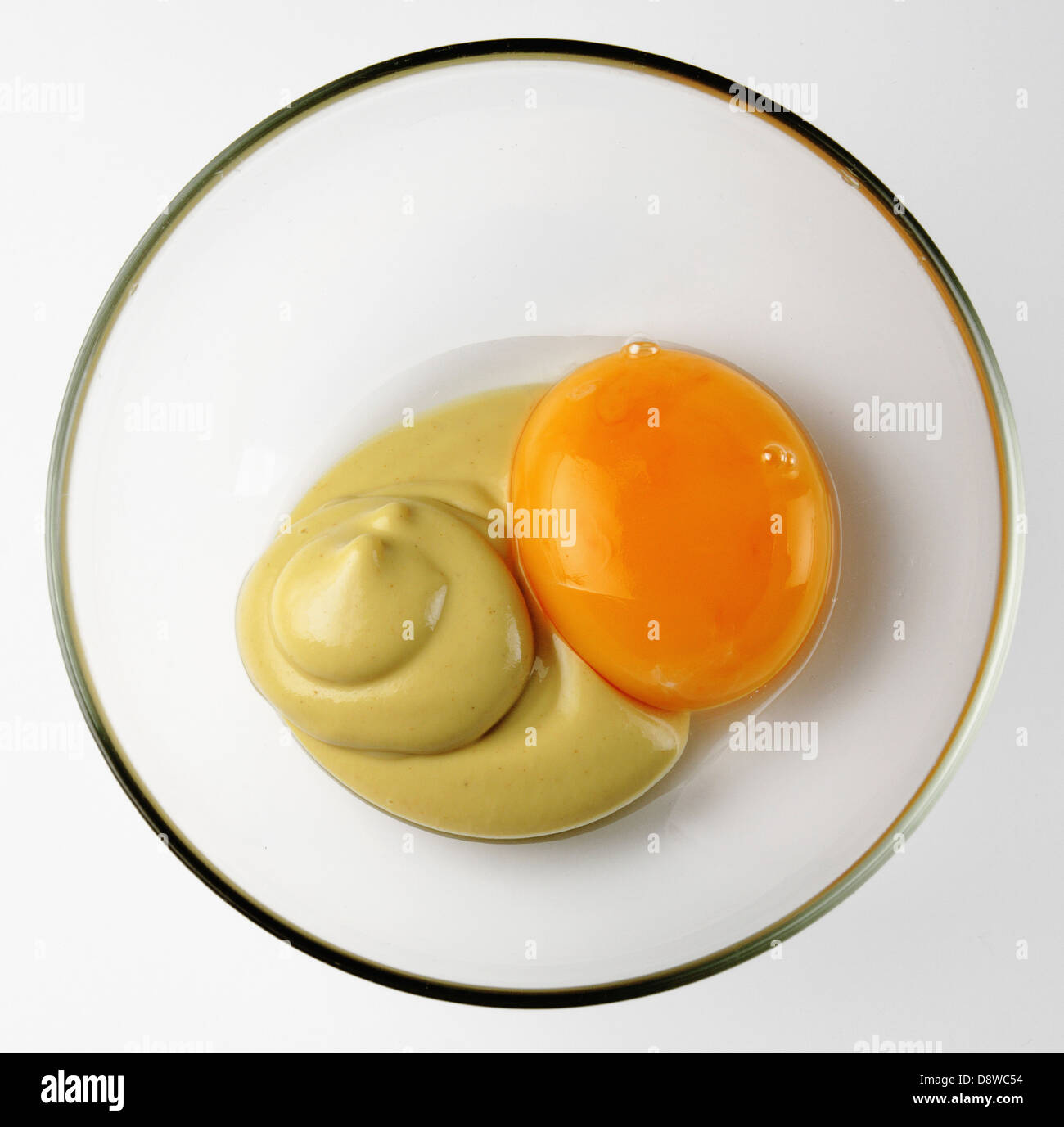 Tuorlo d'uovo e la senape in una ciotola piccola Foto Stock