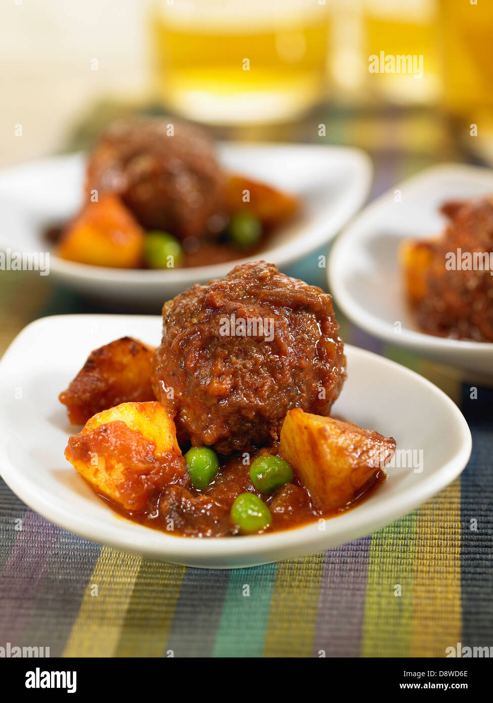 La carne di maiale e di vitello stufato con le polpette con piselli,e patate Foto Stock