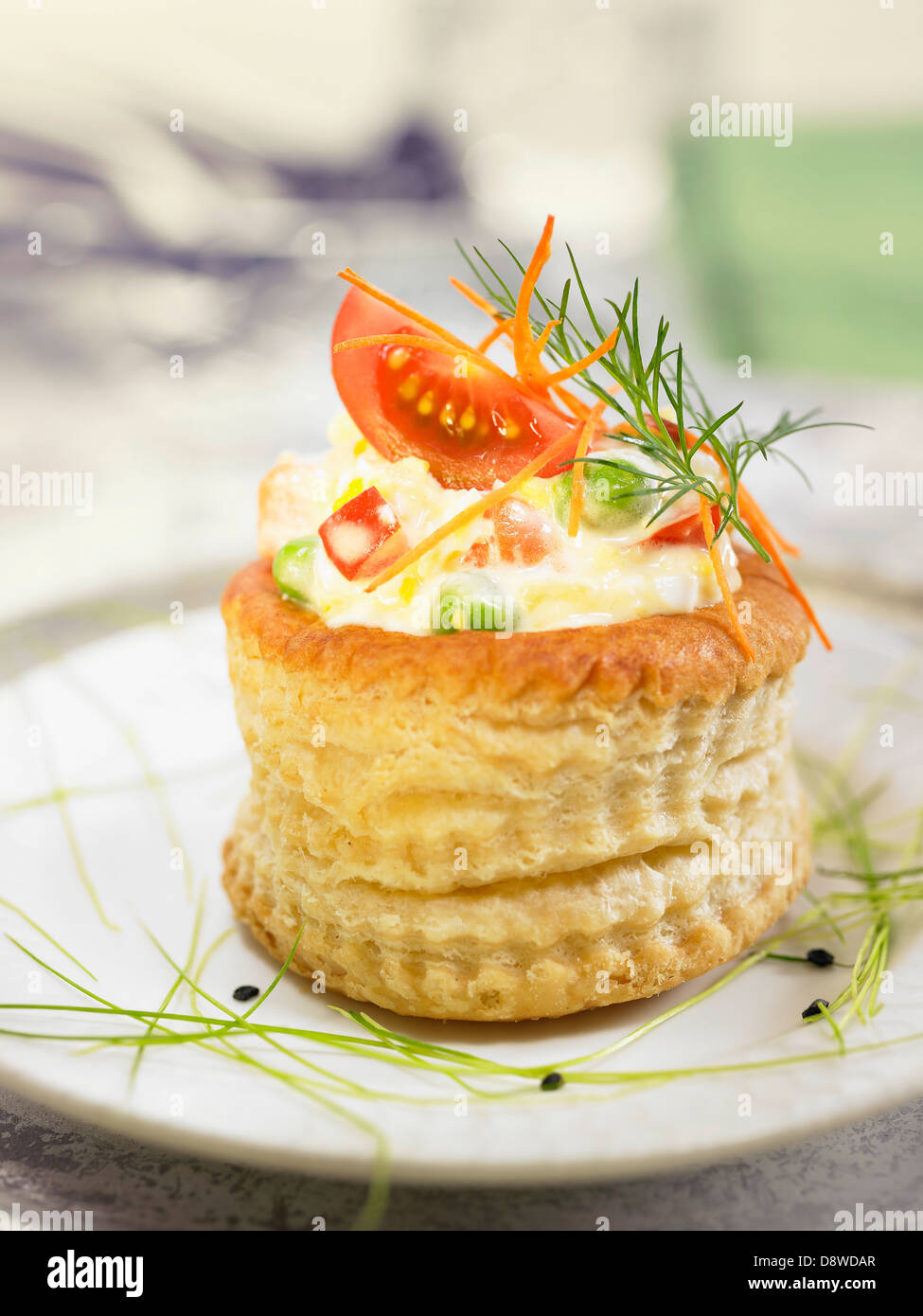 Vol au vent di stile russo con insalata di pomodori e carote Foto Stock