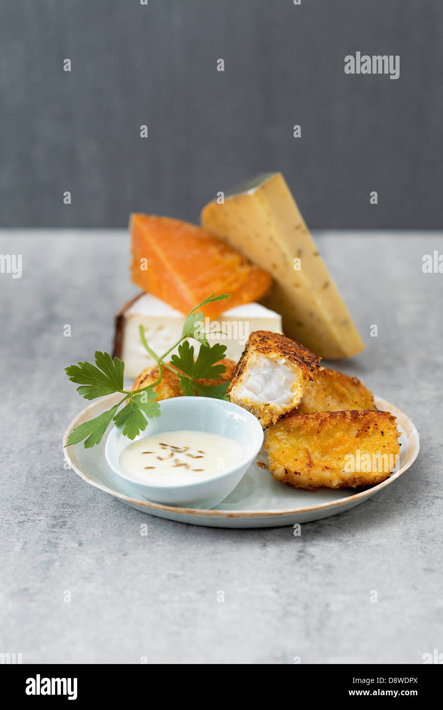 Pesce-nuggets con salsa al formaggio Foto Stock