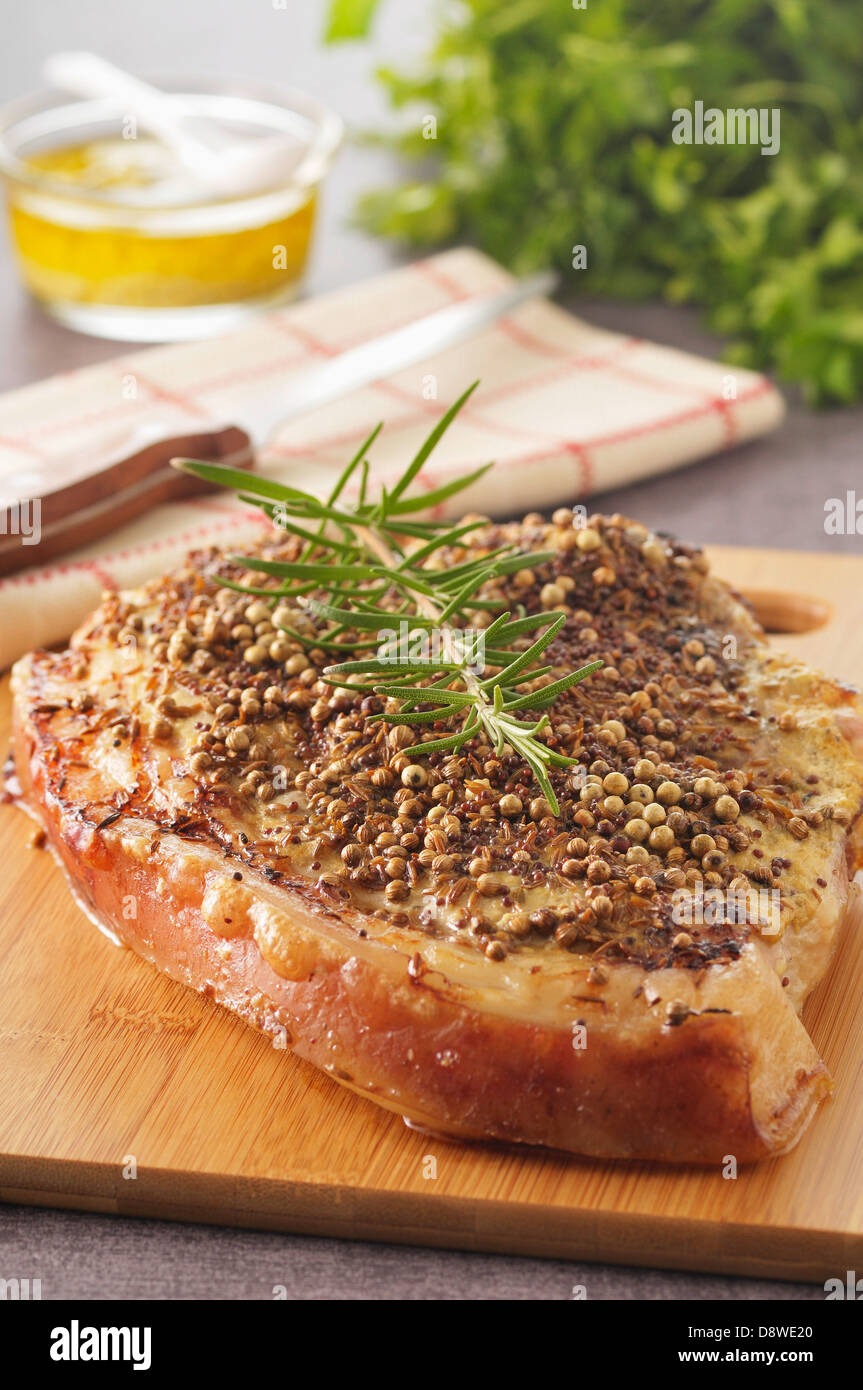 Rotonda spessa filetto di maiale rivestita con semi di Colombo Foto Stock