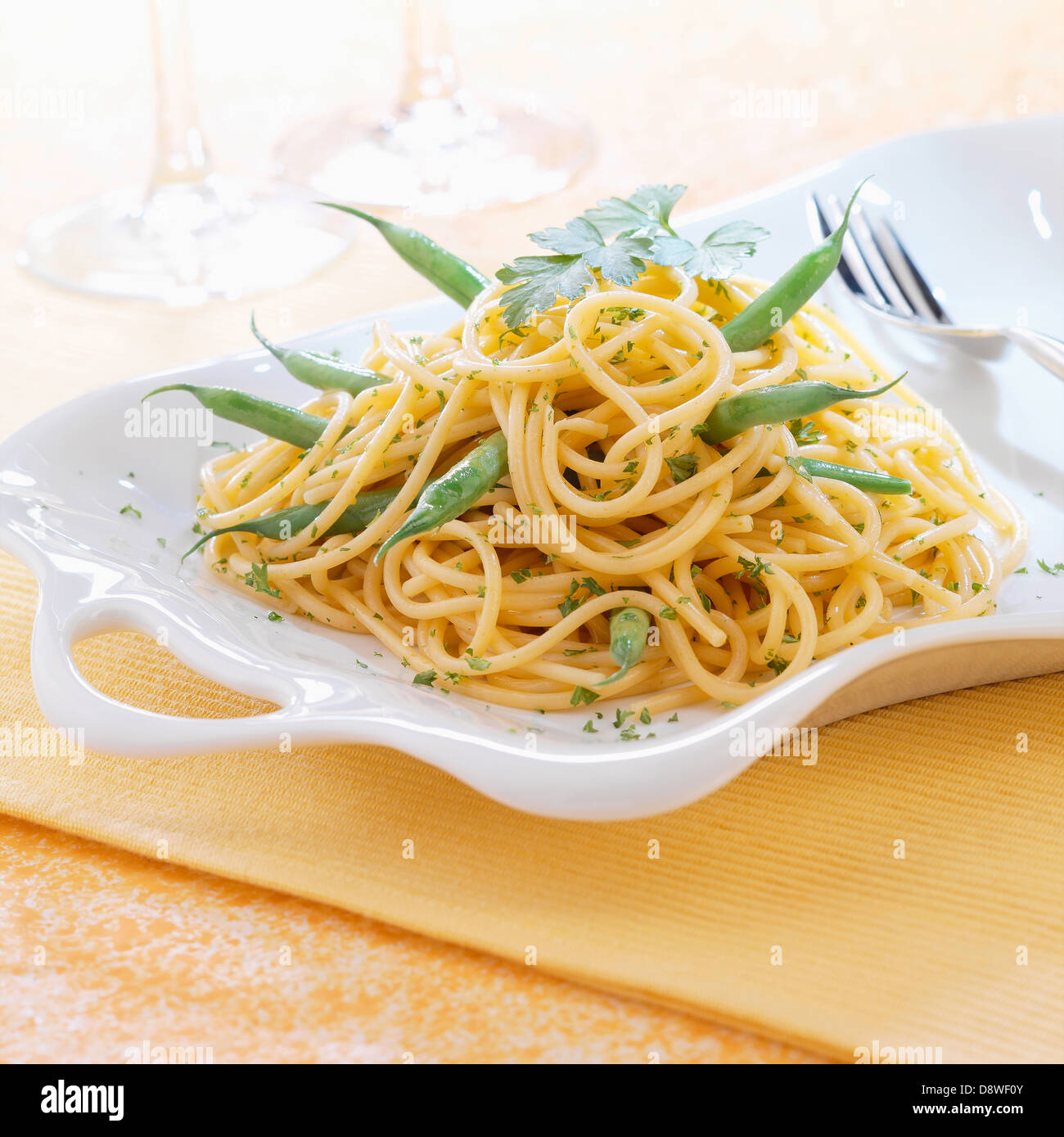 Spaghetti con fagiolini e prezzemolo Foto Stock
