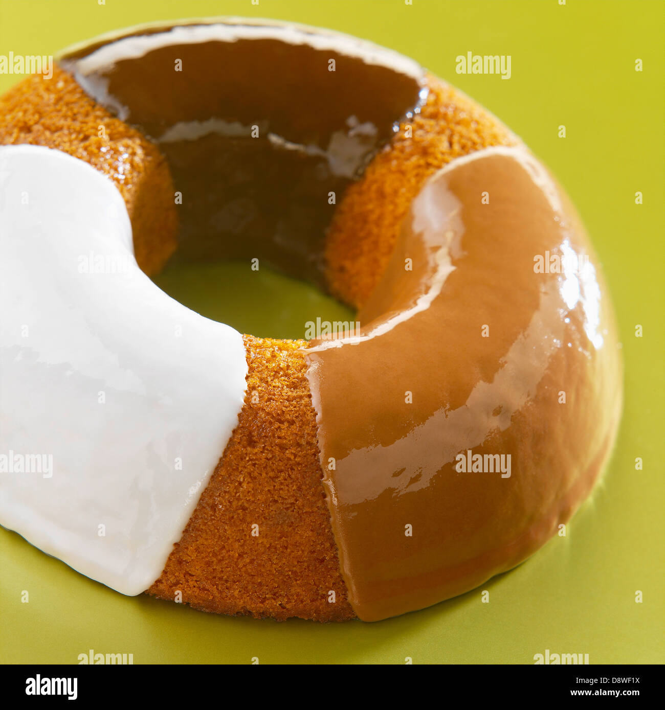 Corona umido torta con dark,latte e glassa bianca Foto Stock