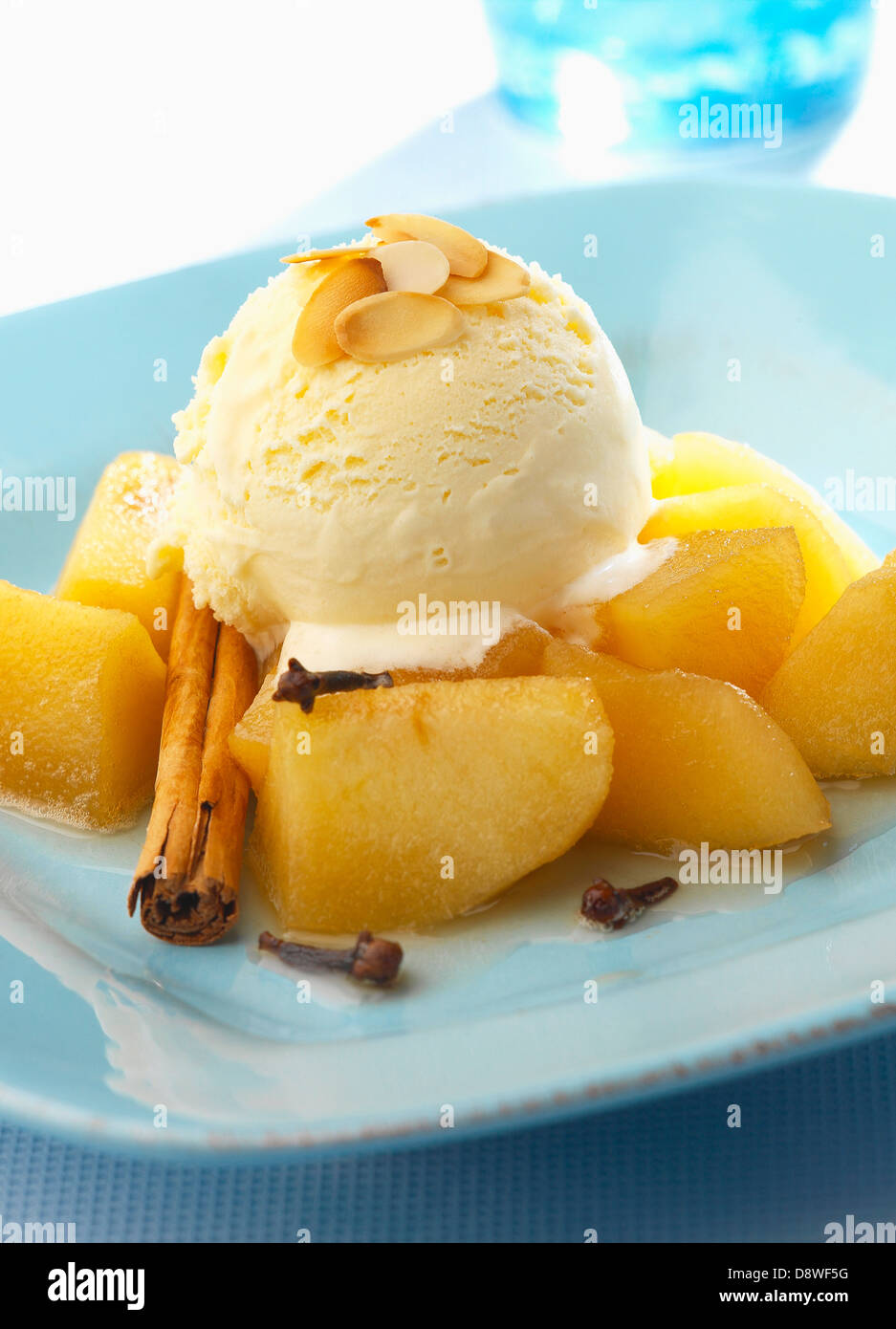 Spicy saltata di mele con una pallina di gelato alla vaniglia Foto Stock