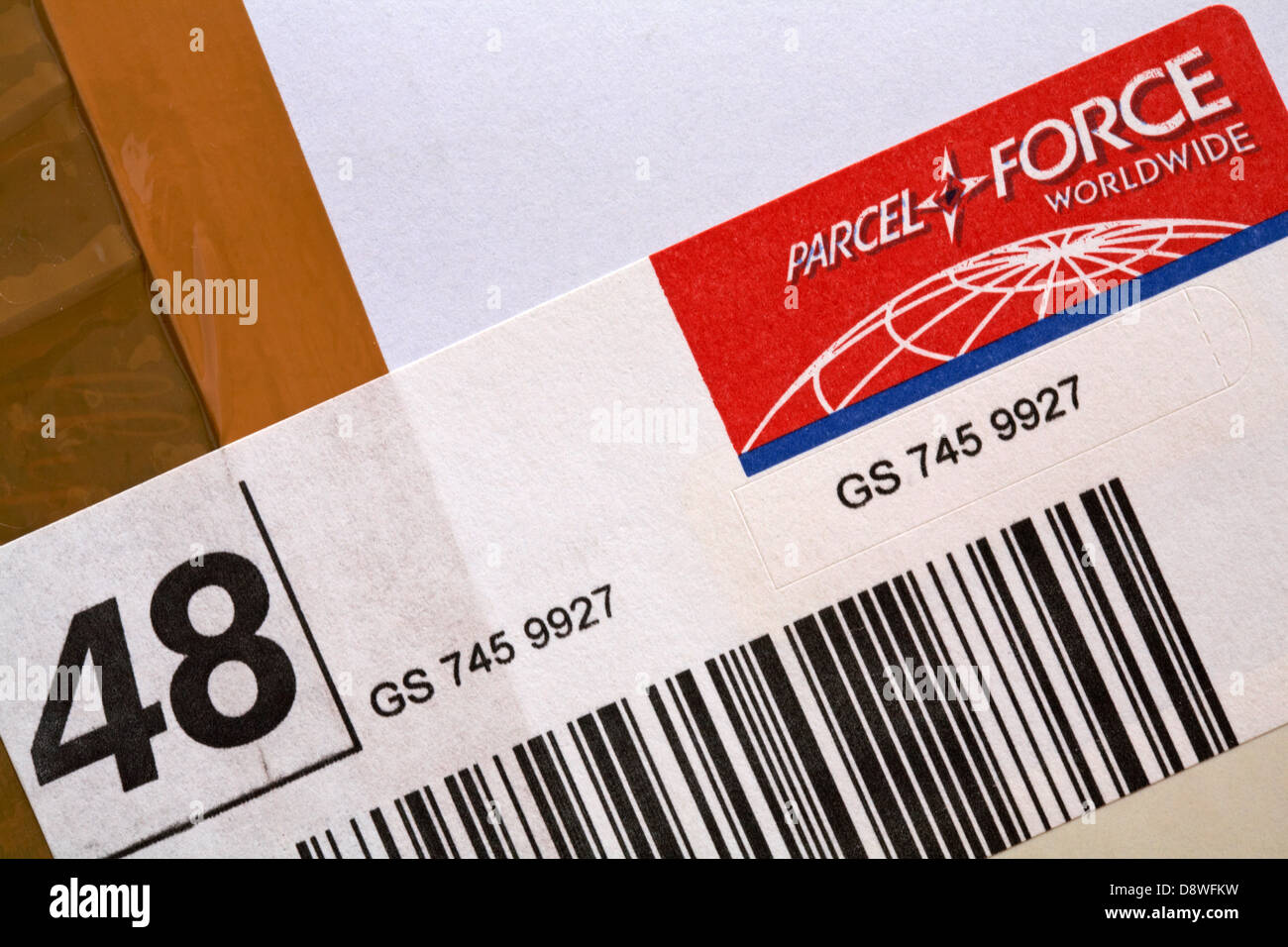 Etichetta incollata sul pacco da forza di pacchi in tutto il mondo Foto Stock