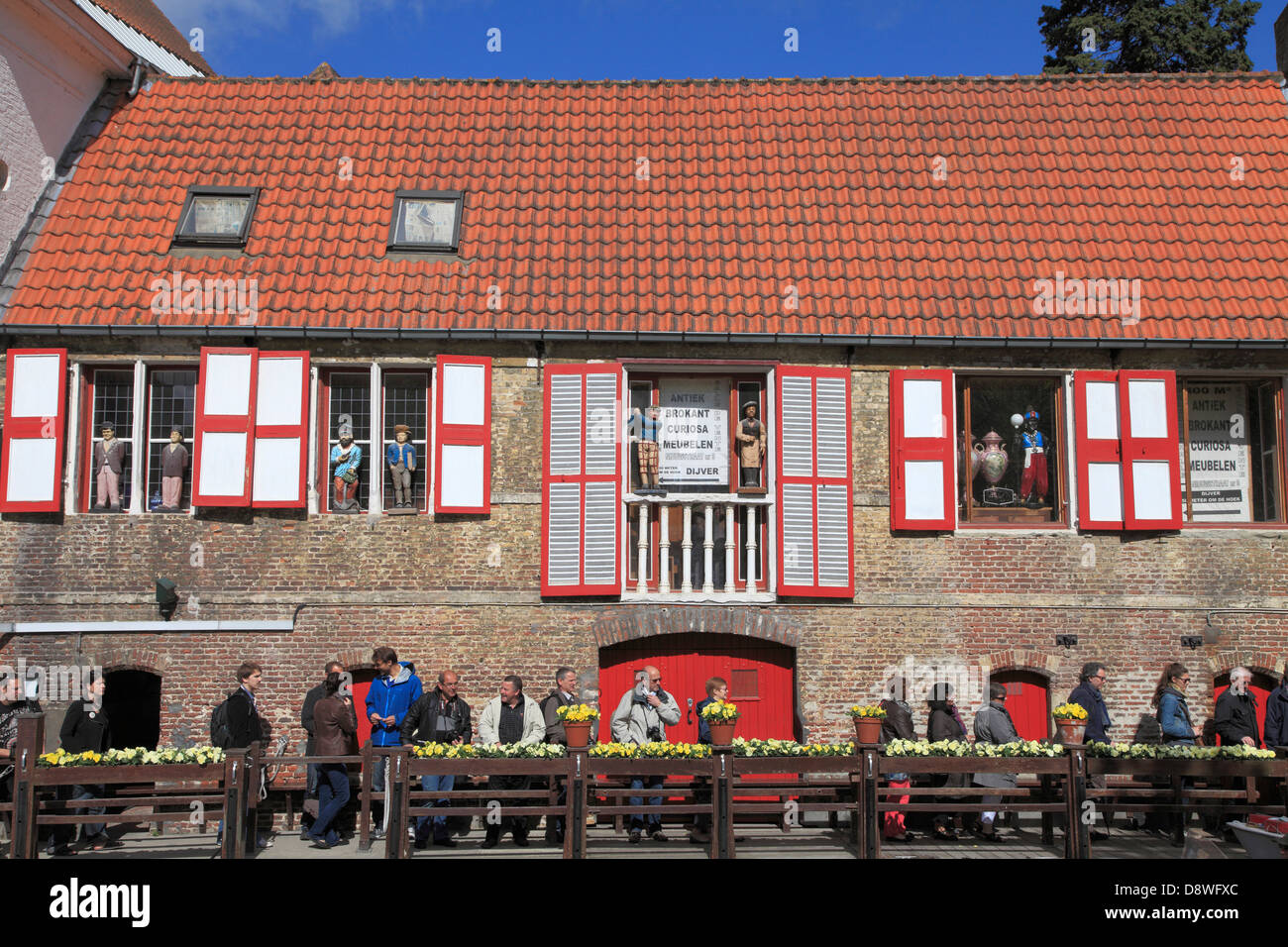 Belgio, Bruges, scene di strada, negozio di curiosita', persone Foto Stock