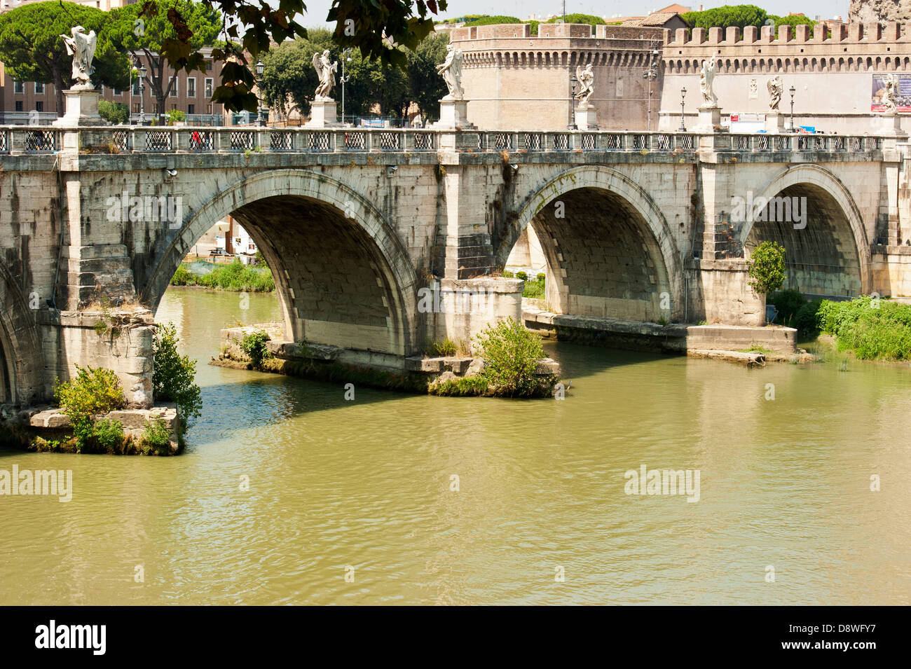 Ponte sul fiume Tevere a Roma Foto Stock
