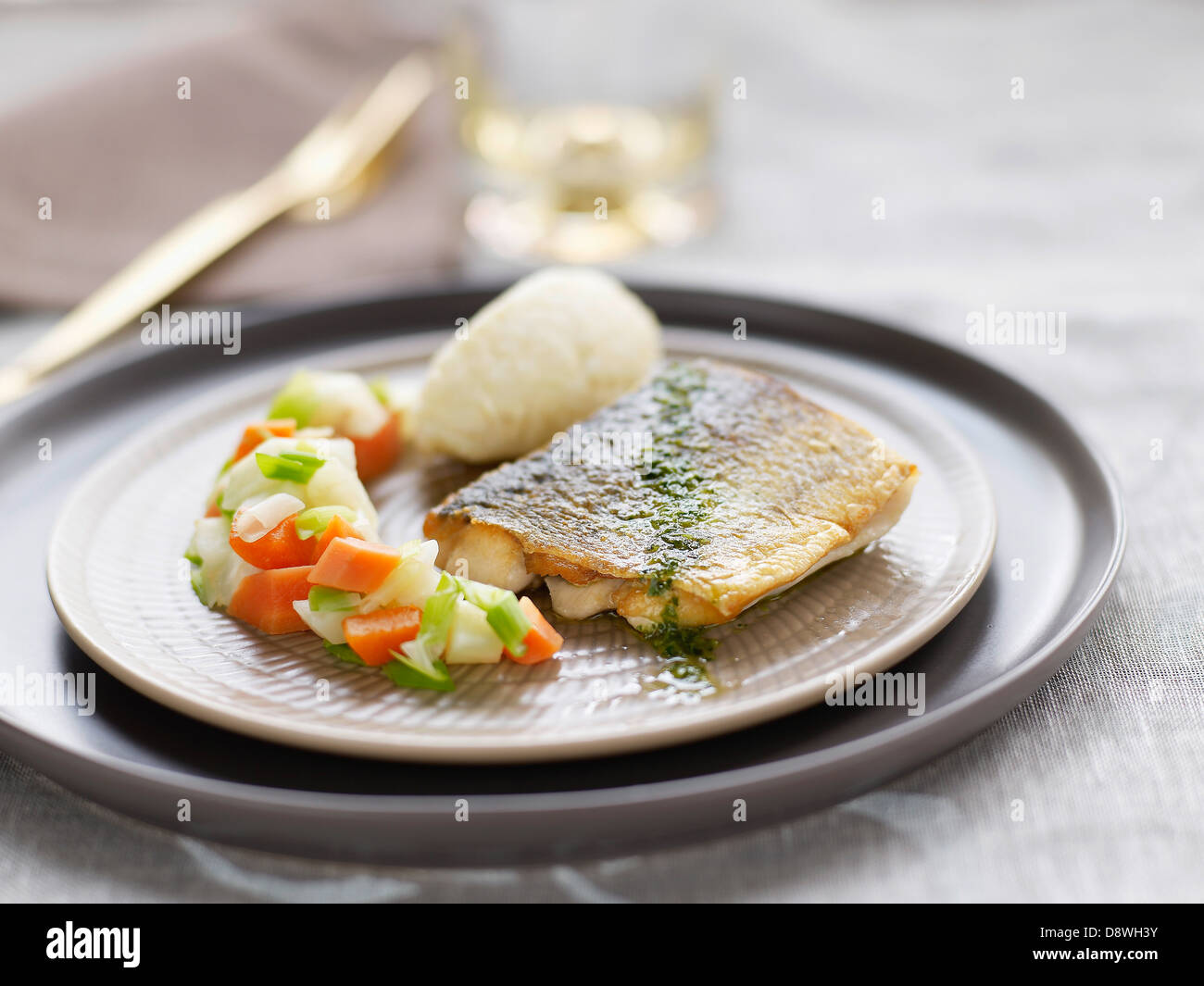 In padella bass con pesto e verdure a molla Foto Stock