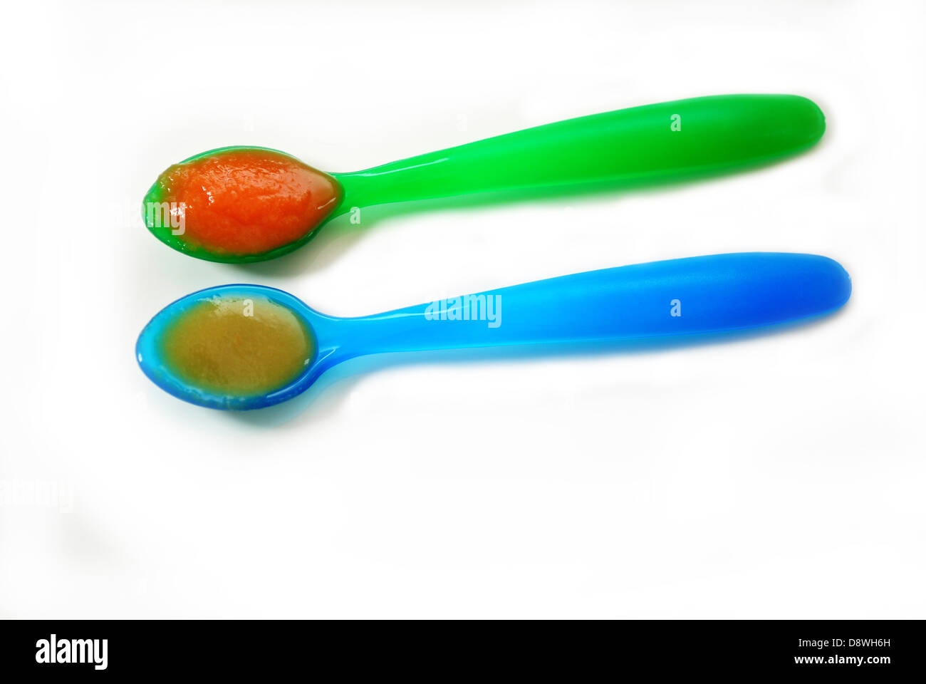 Alimenti per bambini sulla colorata cucchiai Foto Stock
