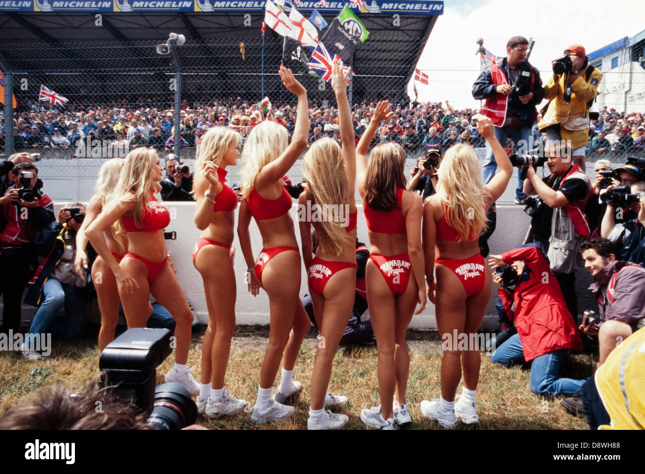 La Hawaiian Tropic promozione ragazze onda per il folle prima di iniziare il 24 ore endurance gara a Le Mans Foto Stock