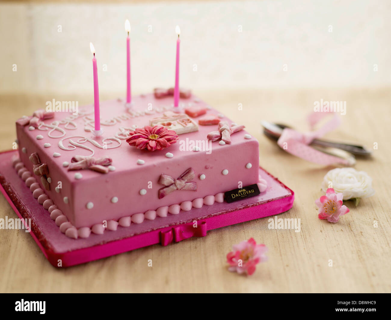 Torta di compleanno con pasta di mandorle decorazioni ,Dalloyau creazione  Foto stock - Alamy