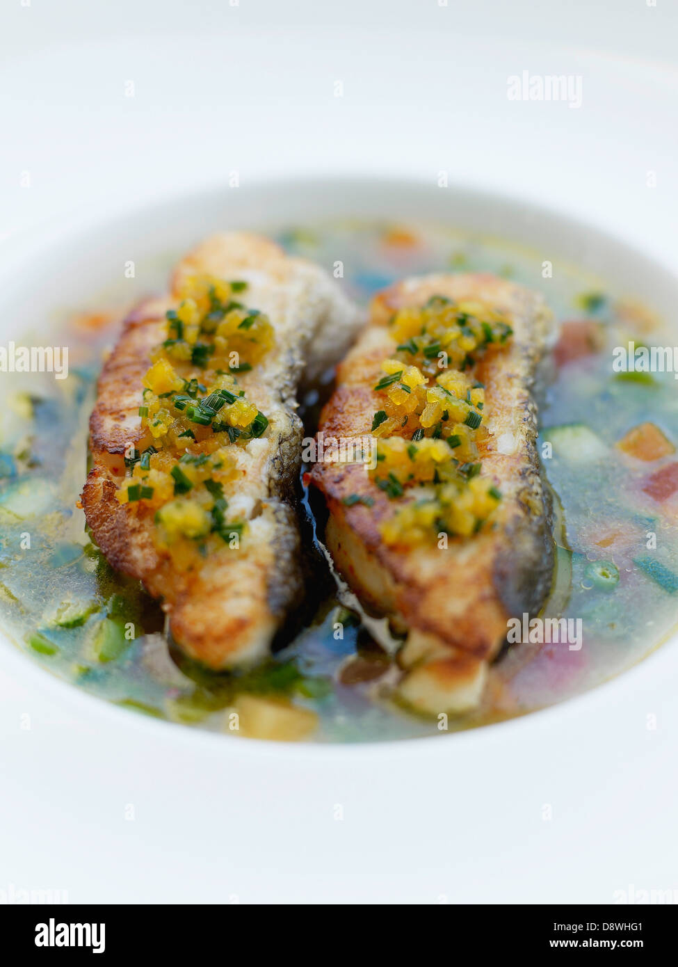 Grigliate di pesce in brodo vegetale Foto Stock