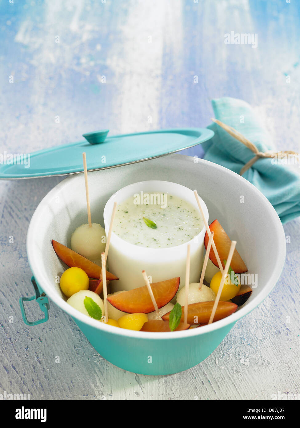 Frutta fresca con la menta e melone Honeydew salsa dip Foto Stock