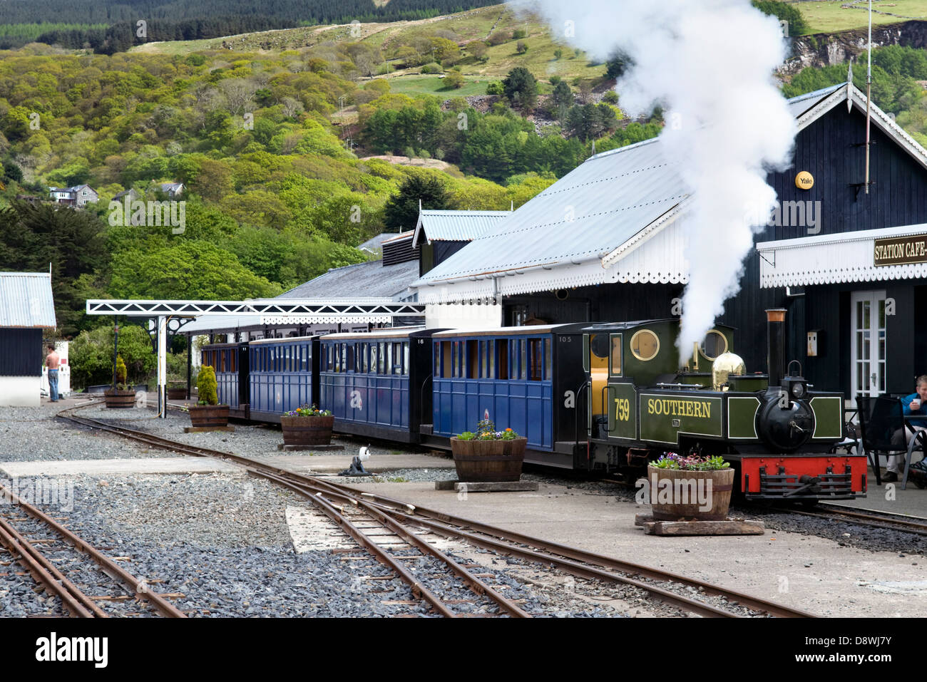 Fairbourne ferrovia in miniatura sulla costa della Baia di Barmouth, Gwynedd, Wales, Regno Unito nella giornata di sole Foto Stock