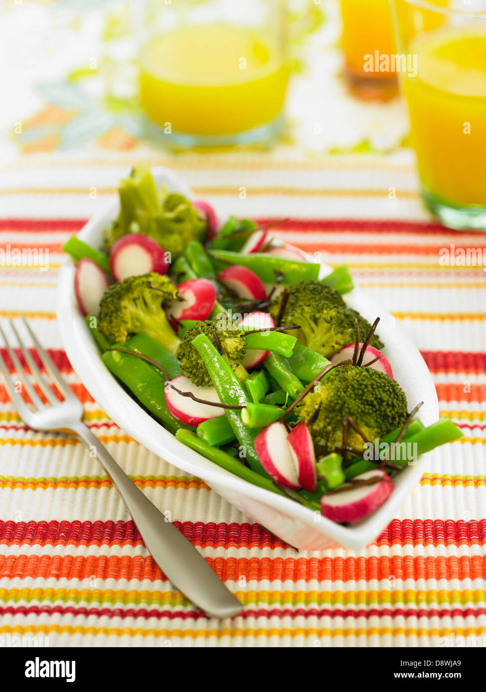 Verde fagiolo,broccoli,ravanello e Arame insalata di alghe marine Foto Stock