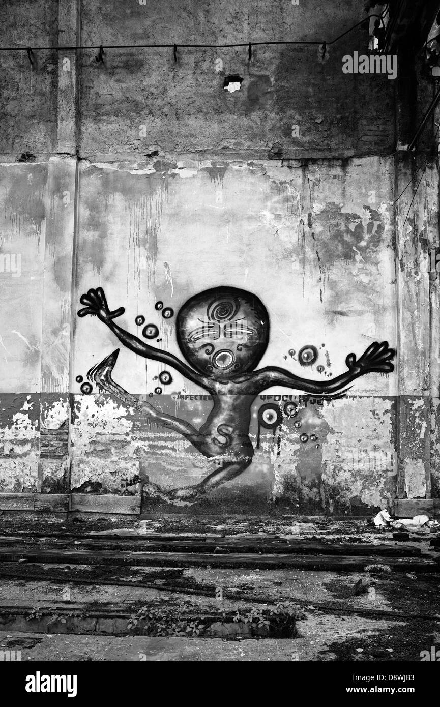 Murale in fabbrica abbandonata. - Alien Foto Stock