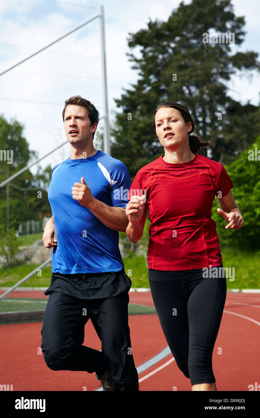 Donna e uomo jogging sulla via di corsa Foto Stock