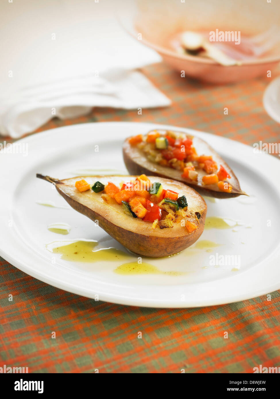 La metà delle pere riempito con zucchine a dadini,Carota,pepe e cipolle Foto Stock