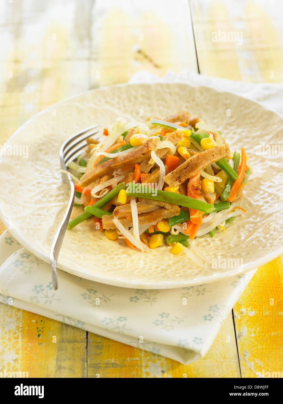 Seitan saltato con carote,fagiolini,il mais dolce e beansprouts Foto Stock