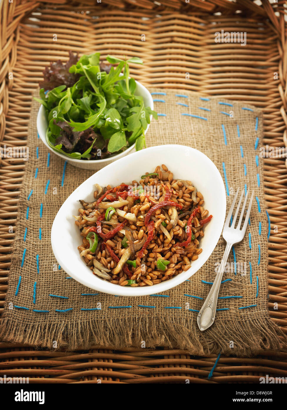 Saltata di kamut con pomodori secchi, shiitake e salsa di soia Foto Stock
