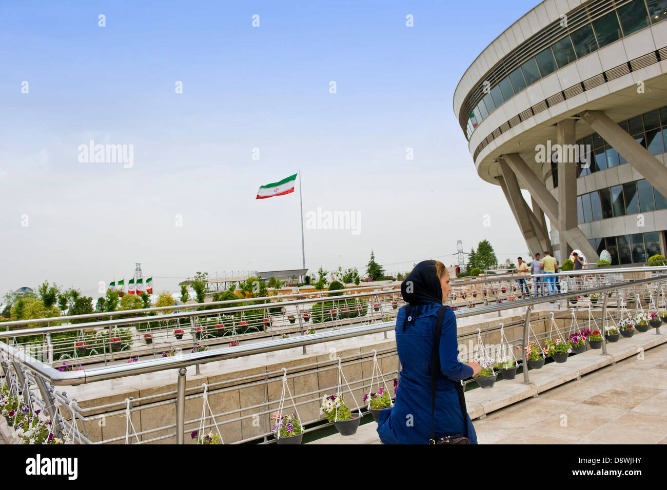 Iran, Teheran Milad tower center, donna Foto Stock