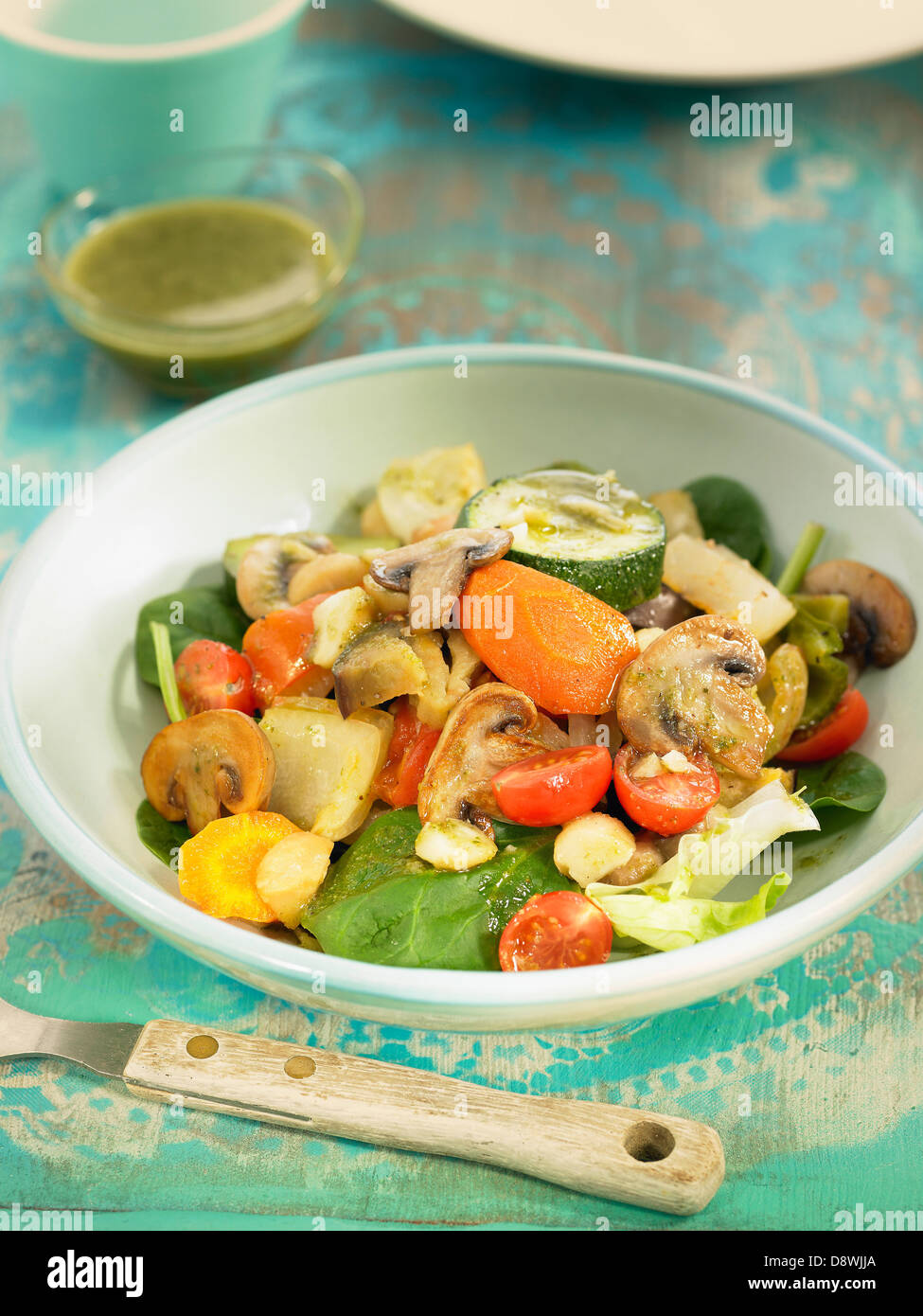 Saltate insalata di verdure :fungo,zucchine,pomodoro e carota Foto Stock