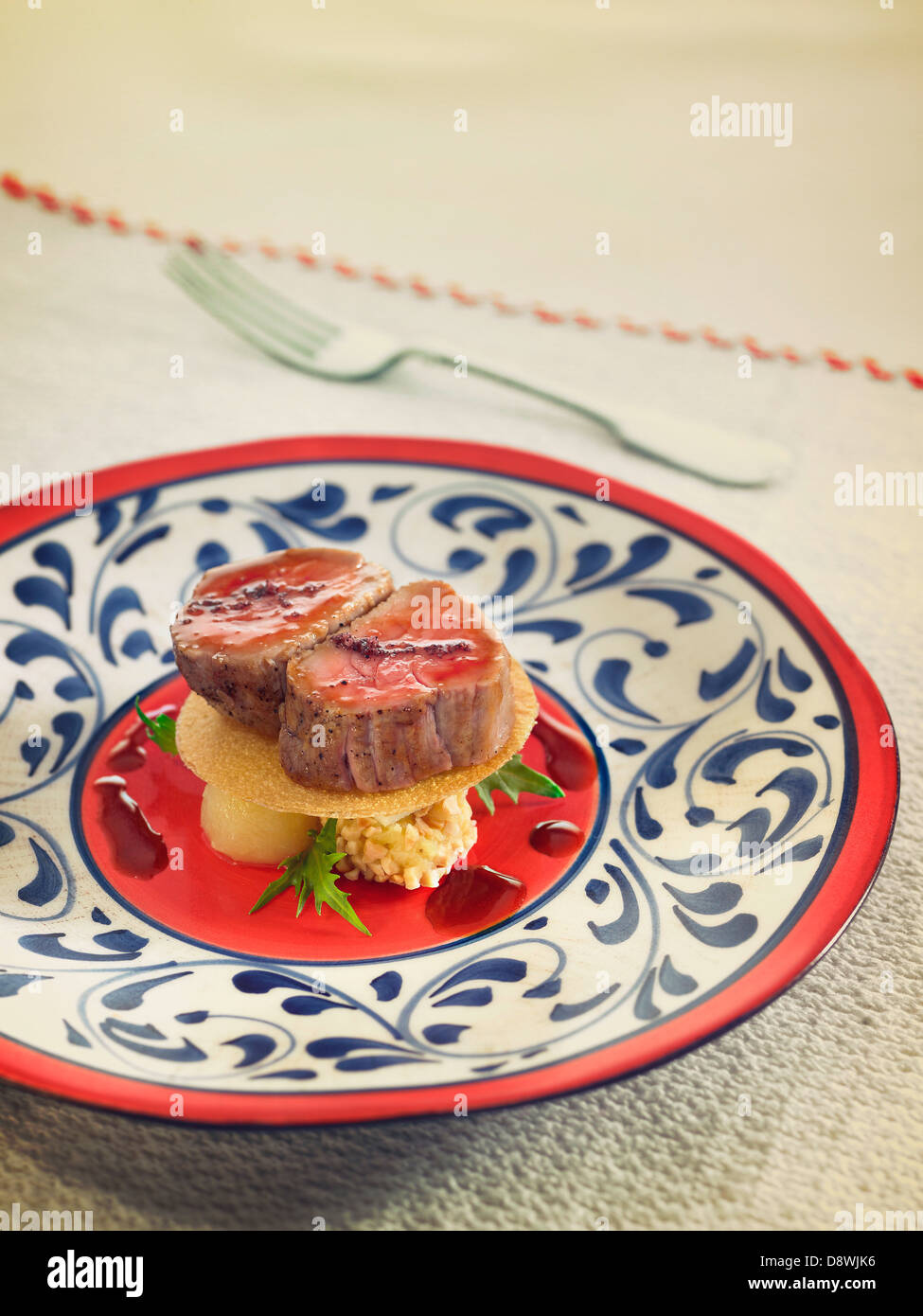 In stile spagnolo di filetto di maiale su un nitido tuile e pera e mela sfere,salsa di sherry Foto Stock
