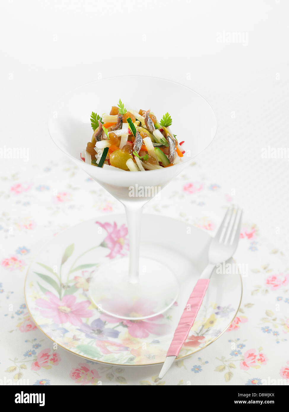 Carote, zucchine,pera,l'uva e di acciuga insalata russa Foto Stock