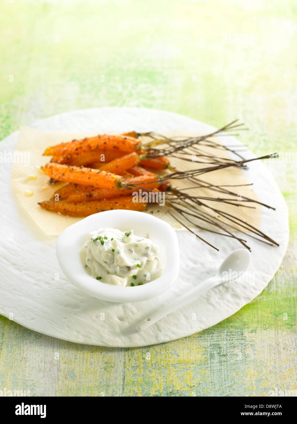 Gara di carote con cremosa salsa di erba cipollina Foto Stock