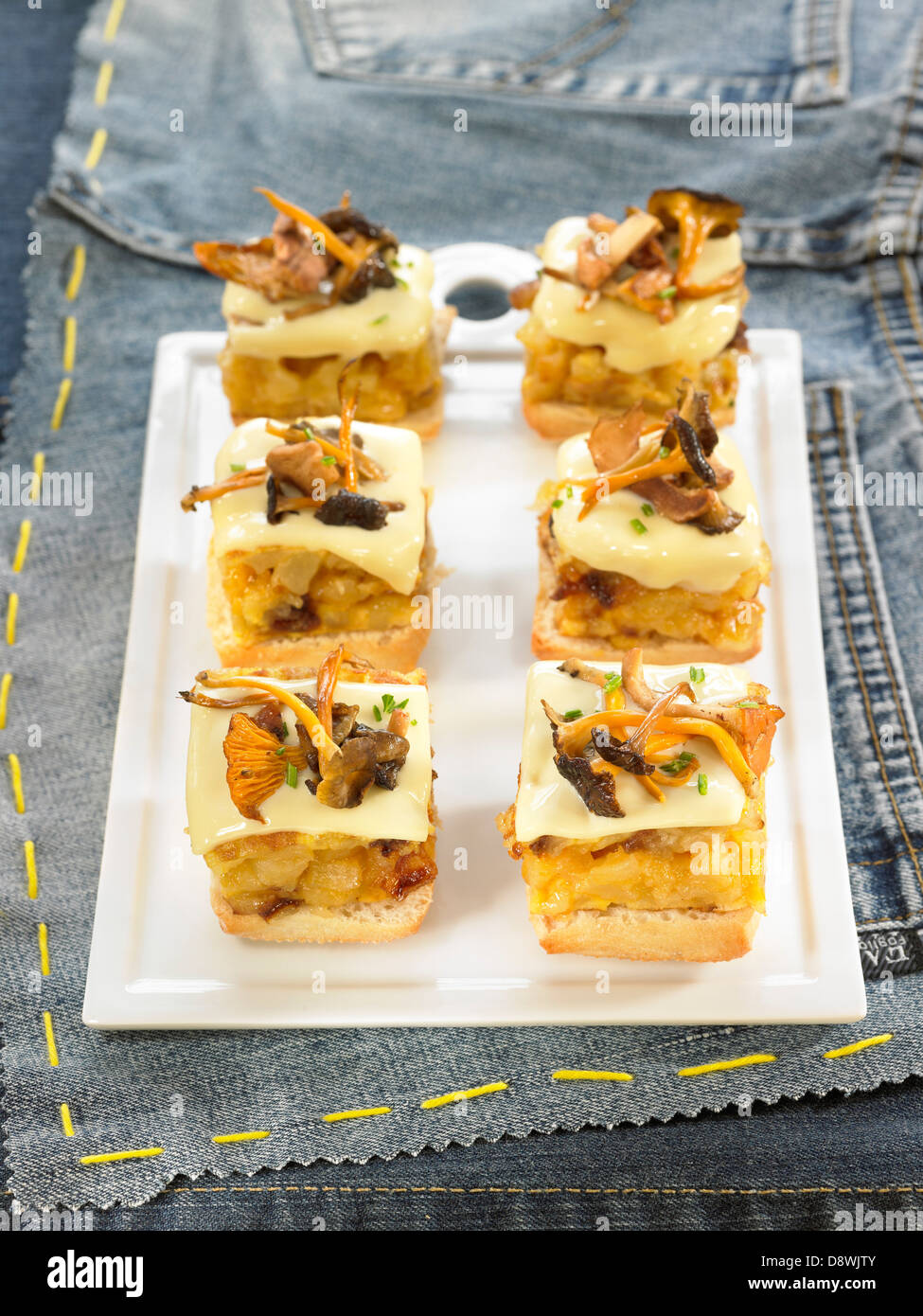 Fungo,formaggio e cipolle Frittata Foto Stock