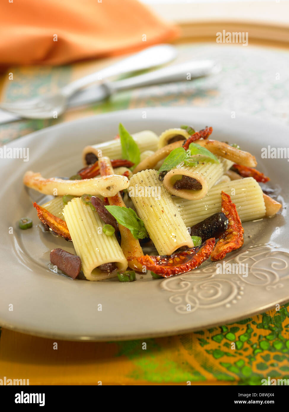 Macaronis con funghi, pomodori secchi e asparagi bianchi Foto Stock