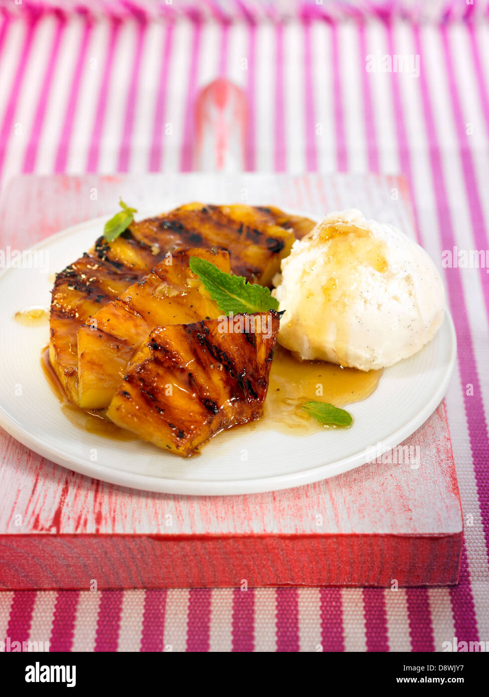 Ananas alla griglia con gelato alla vaniglia Foto Stock