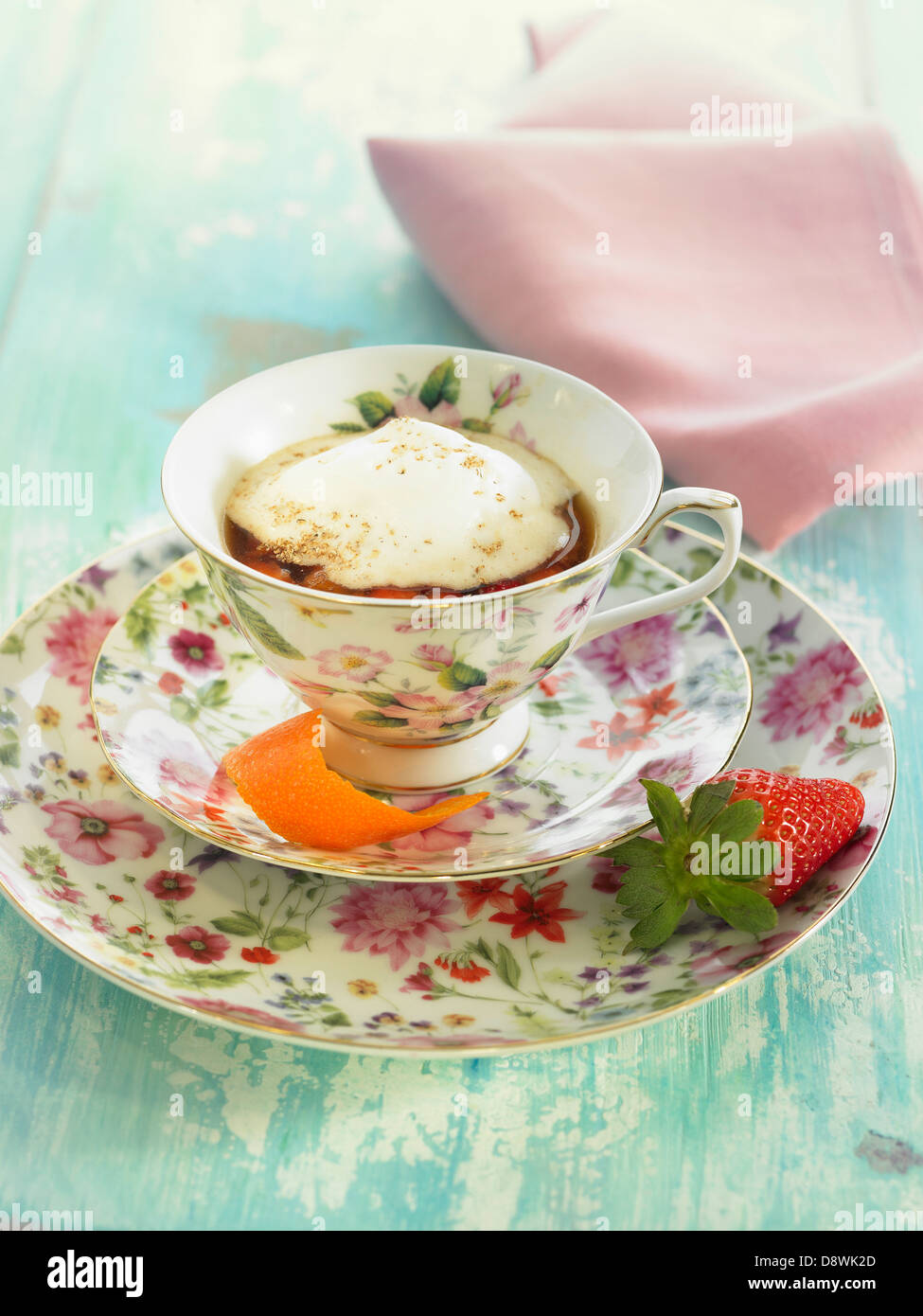 Tè nero con fragole,arancio zests,la noce moscata e il latte di soia Foto Stock