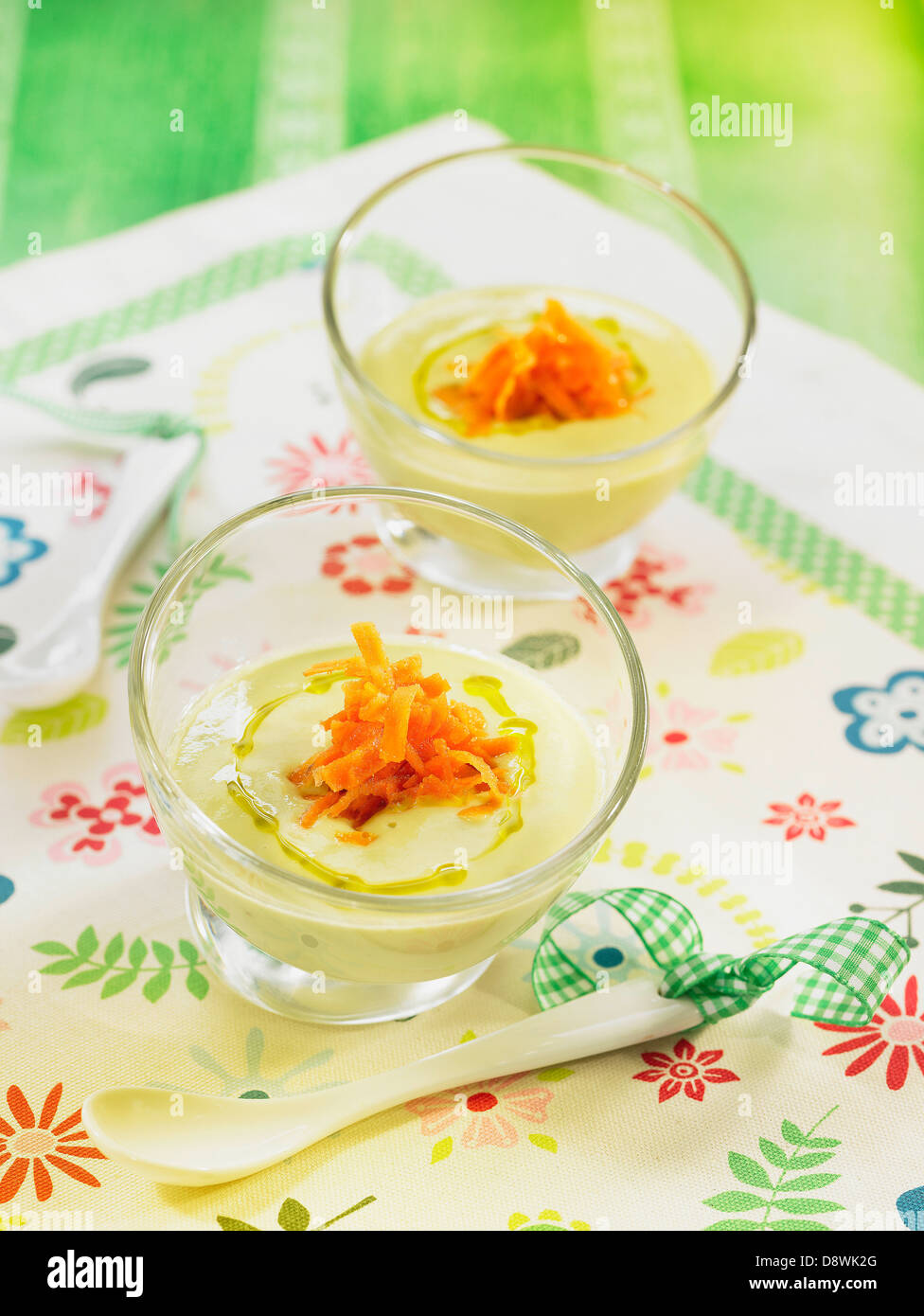 Crema di avocado con carote Foto Stock
