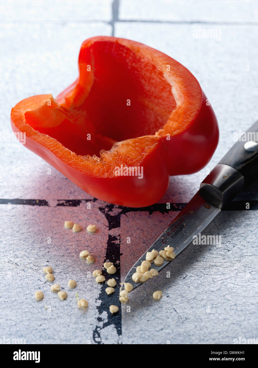 Prendendo i semi al di fuori di un peperone rosso Foto Stock