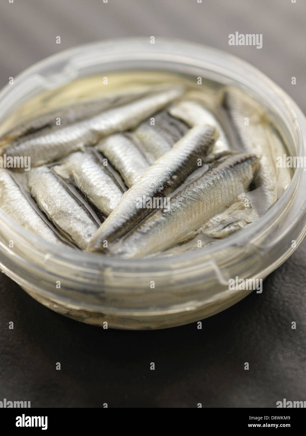 Acciughe sott'olio in un contenitore Tupperware Foto stock - Alamy