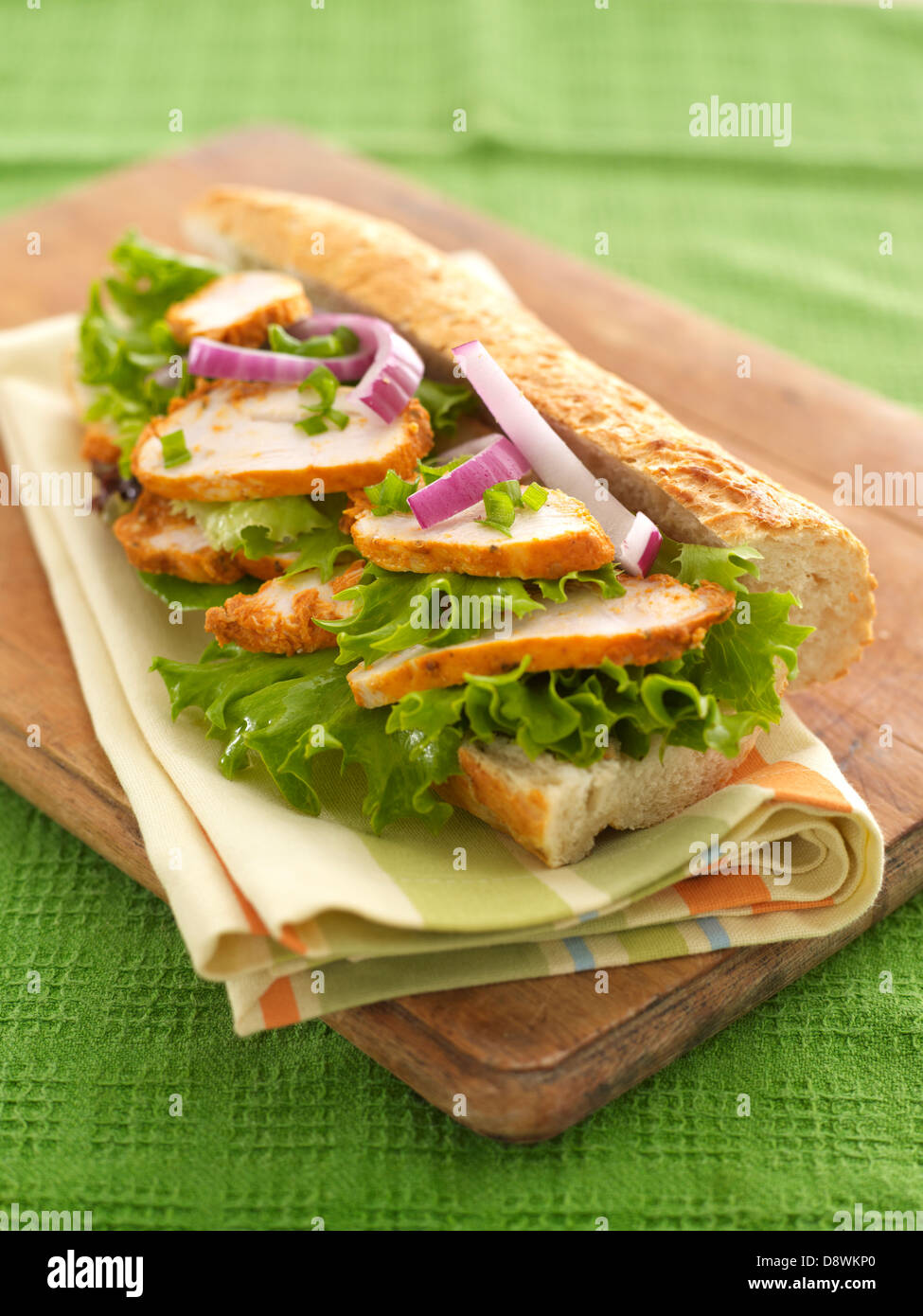 Insalata di pollo crudo di lattuga cipolla rotolo sandwich di pane fresco Foto Stock