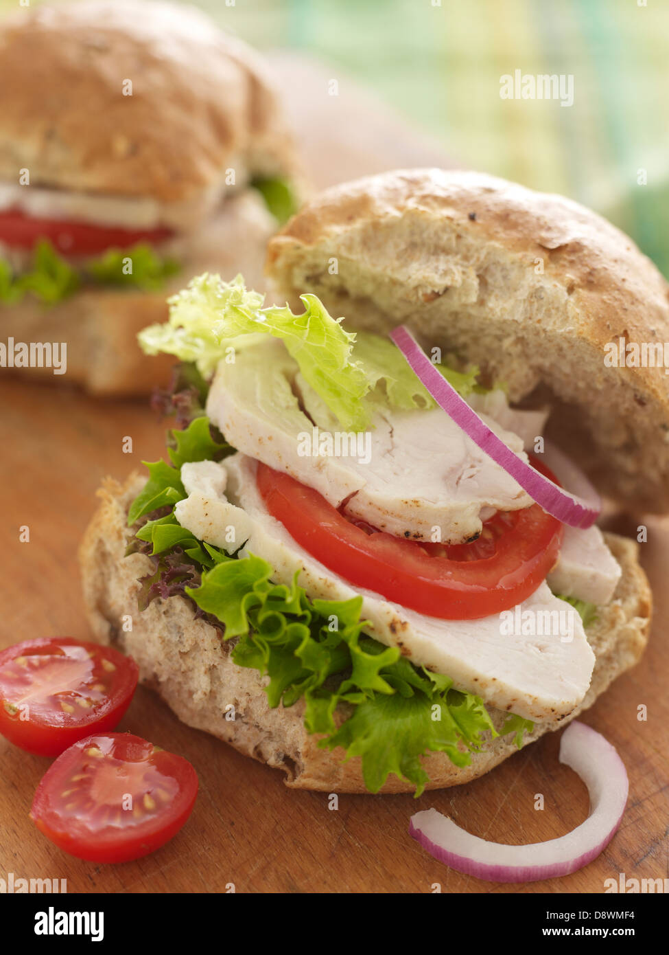 La Turchia di pollo Insalata di pomodori Pomodori lattuga materie cipolla pane seminato semi di rullo a sandwich Foto Stock