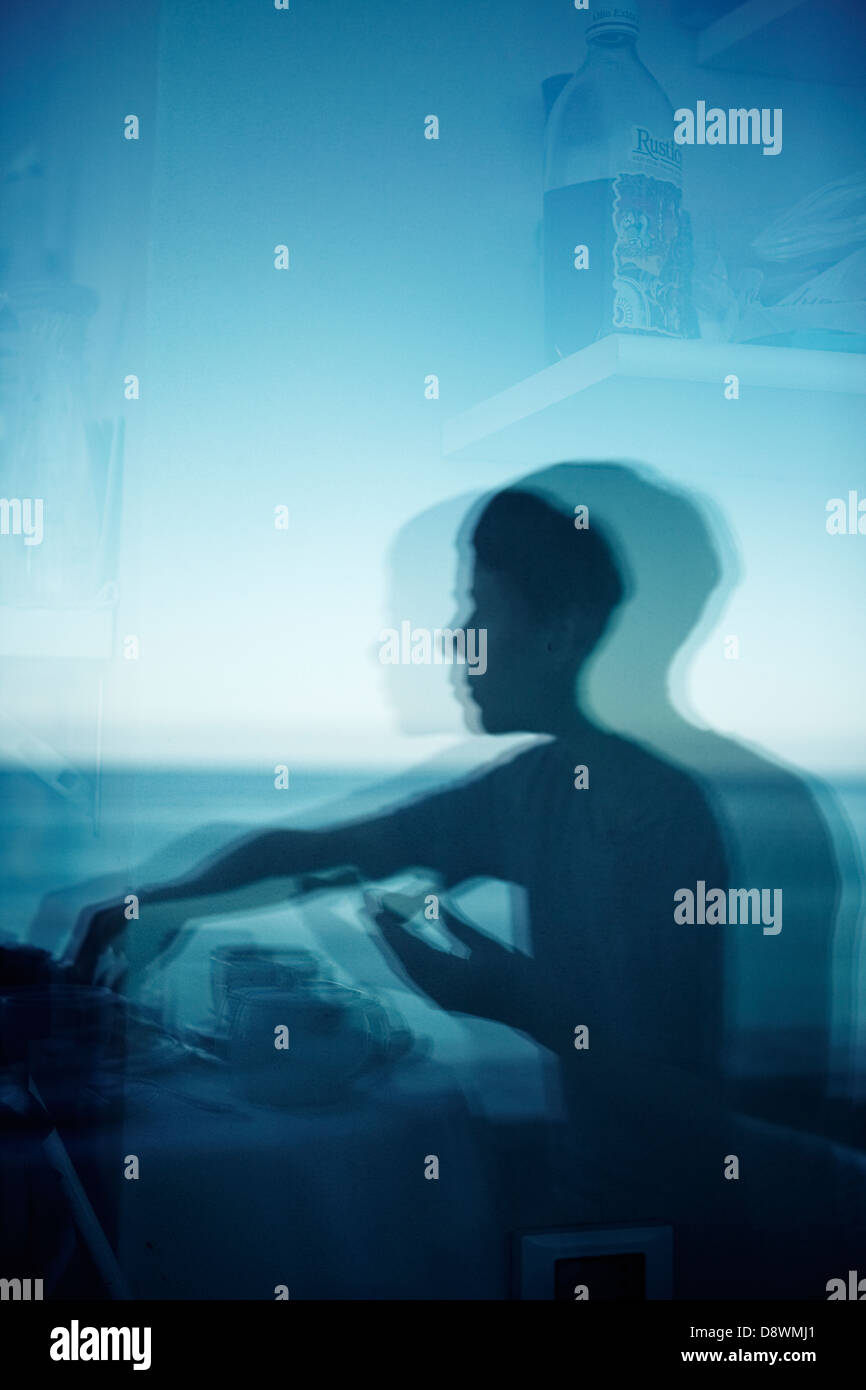 La riflessione della persona nella finestra Foto Stock