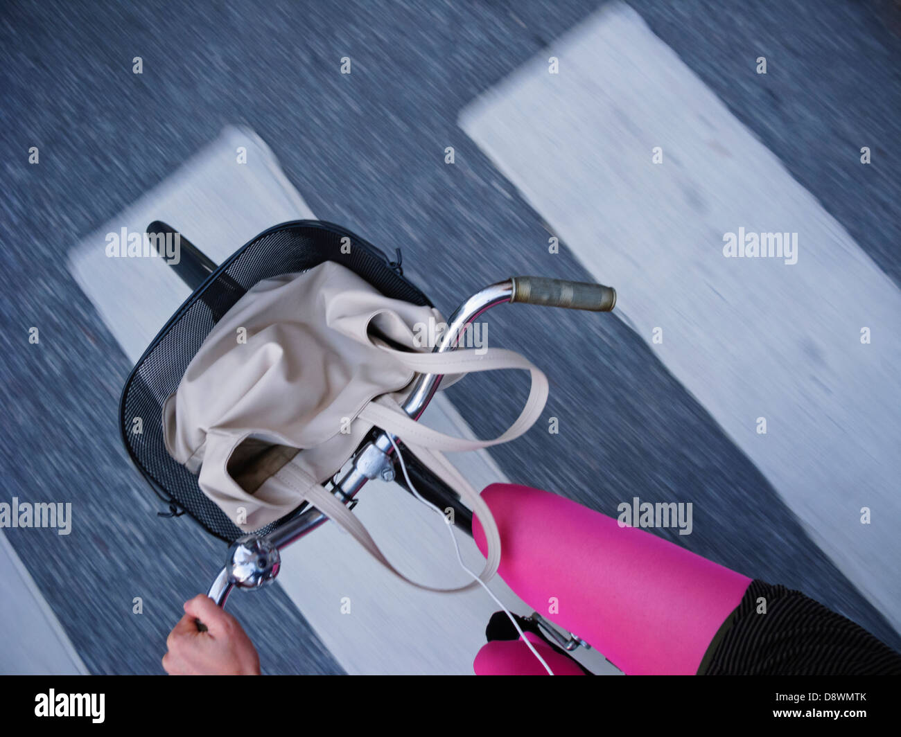 Punto di vista personale della donna in bicicletta Foto Stock