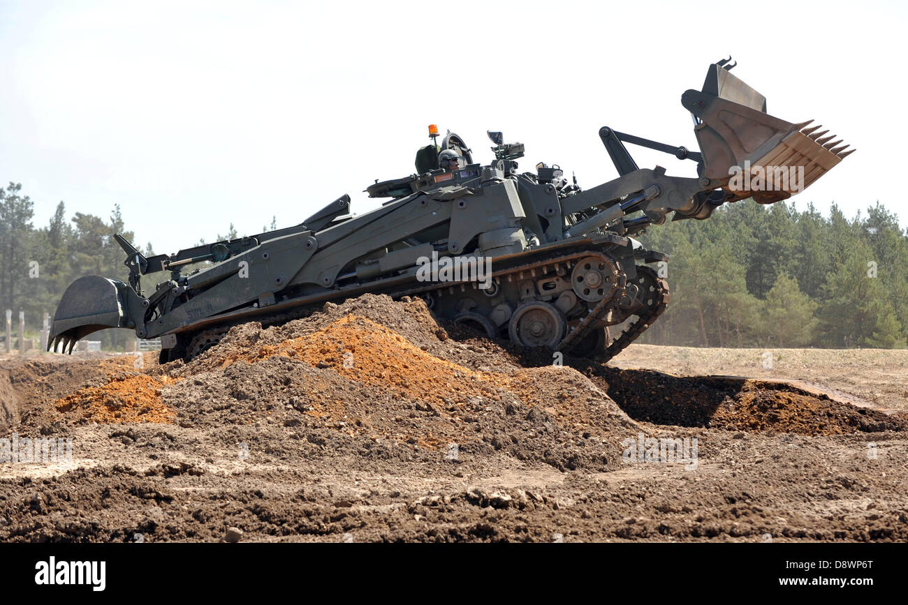 Bovington Army Base, Dorset. Regno Unito. 5 Giugno, 2013. L'Esercito britannico ha appena presentato la sua più recente e Advanced Engineering di veicolo, 'il Terrier'. Il cercatore blindato può assumere un numero qualsiasi di attività sul campo di battaglia da spazzare le miniere per scavare le ostruzioni e tutto questo può essere fatto mediante un comando a distanza. Questo è stato mostrato alla stampa al Bovington Army Base nel Dorset. Regno Unito. Esso è realizzato da BAE Systems e 60 veicoli saranno prodotte in tutti i. Esso è equipaggiato con 5 telecamere e hanno l'imaging termico capacità. 5 Giugno, 2013 foto da: Dorset Servizio media Foto Stock
