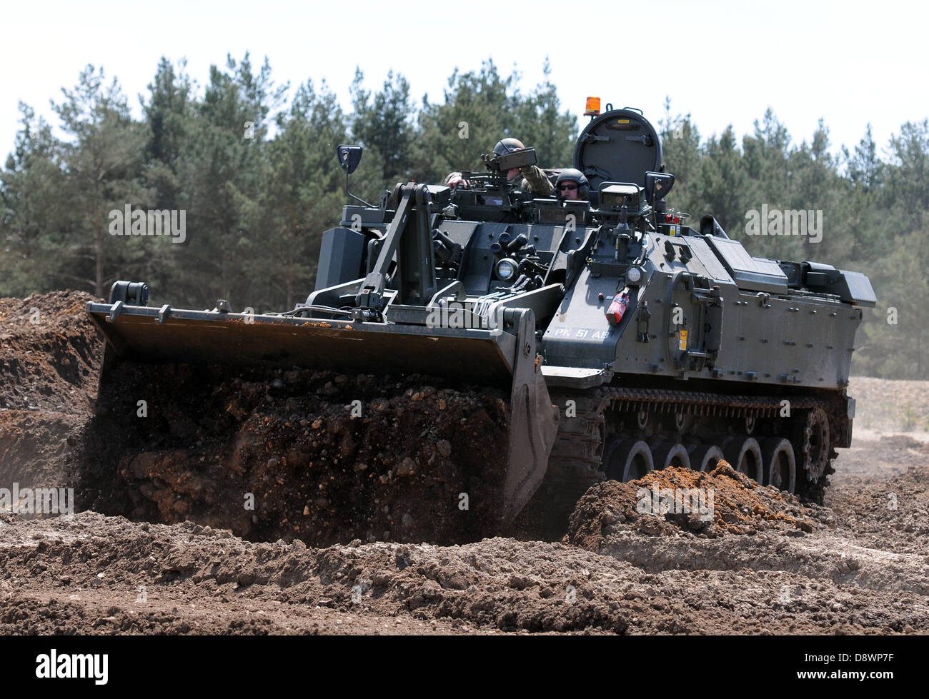 Bovington Army Base, Dorset. Regno Unito. 5 Giugno, 2013. L'Esercito britannico ha appena presentato la sua più recente e Advanced Engineering di veicolo, 'il Terrier'. Il cercatore blindato può assumere un numero qualsiasi di attività sul campo di battaglia da spazzare le miniere per scavare le ostruzioni e tutto questo può essere fatto mediante un comando a distanza. Questo è stato mostrato alla stampa al Bovington Army Base nel Dorset. Regno Unito. Esso è realizzato da BAE Systems e 60 veicoli saranno prodotte in tutti i. Esso è equipaggiato con 5 telecamere e hanno l'imaging termico capacità. 5 Giugno, 2013 foto da: Dorset Servizio media Foto Stock