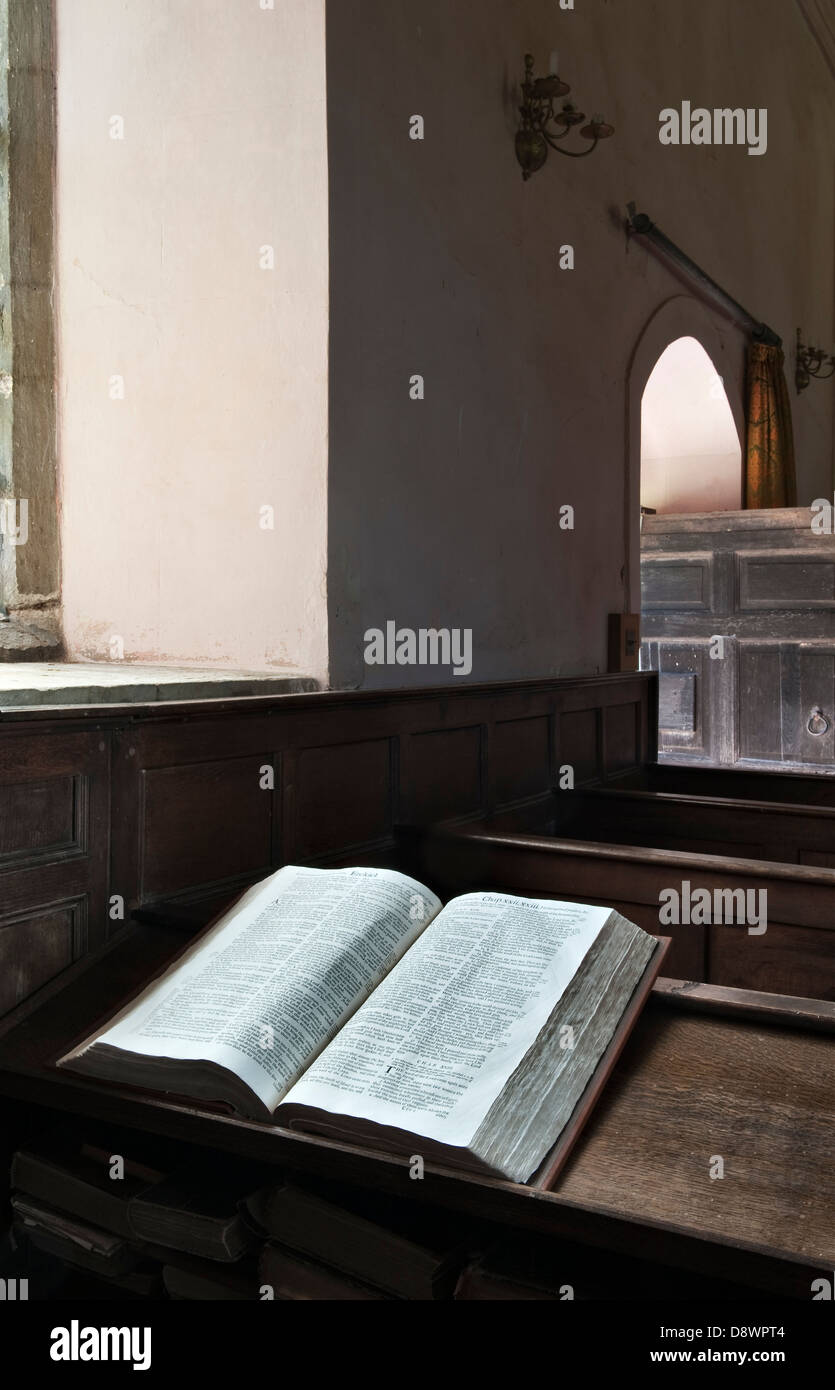 Una vecchia Bibbia di Re Giacomo nella chiesa 13c di San Michele e di tutti gli Angeli, Croft Castle, Herefordshire, Regno Unito Foto Stock