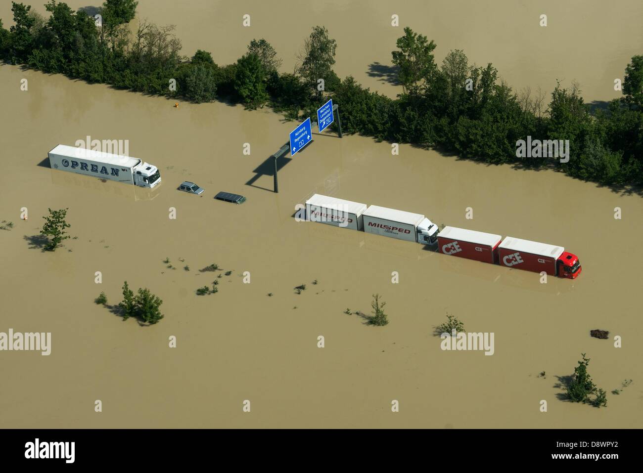 Camion, autobus e veicoli stand immerso nell'alluvione del fiume Danubio sull'autostrada A3 dopo una violazione in un fosso vicino a Deggendorf, Germania, il 5 giugno 2013. Foto: Armin Weigel/dpa/Alamy Live News Foto Stock