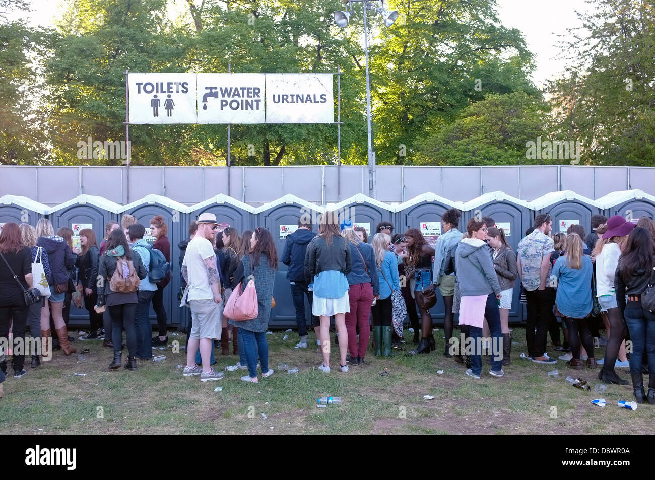 Le code per i bagni in un pop/rock festival. (Campo giorno) Foto Stock