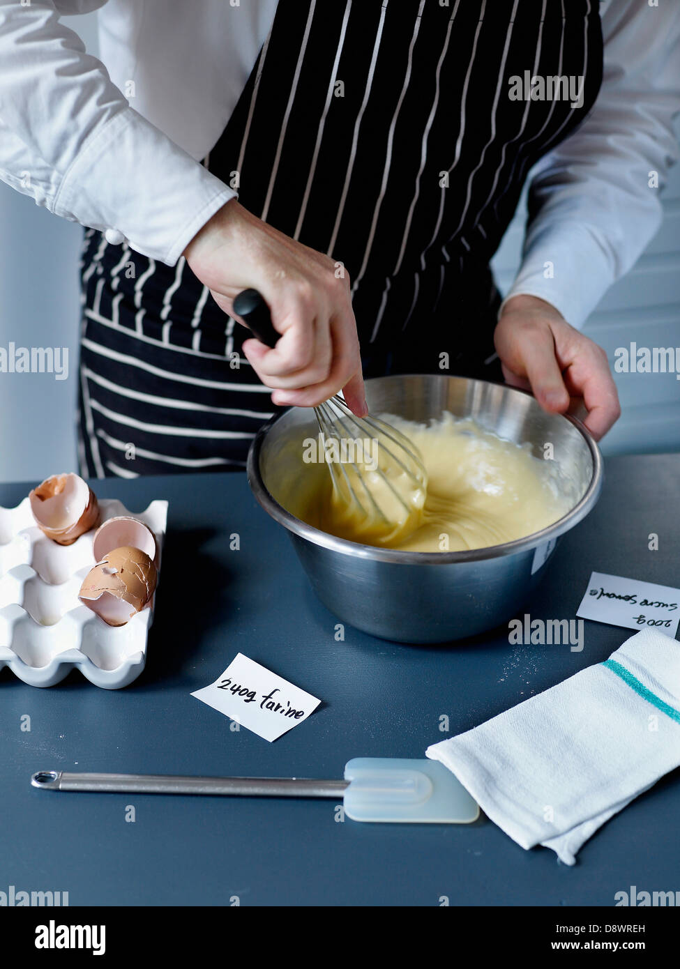 Sbattere insieme le uova, la farina e lo zucchero con un frullino Foto Stock